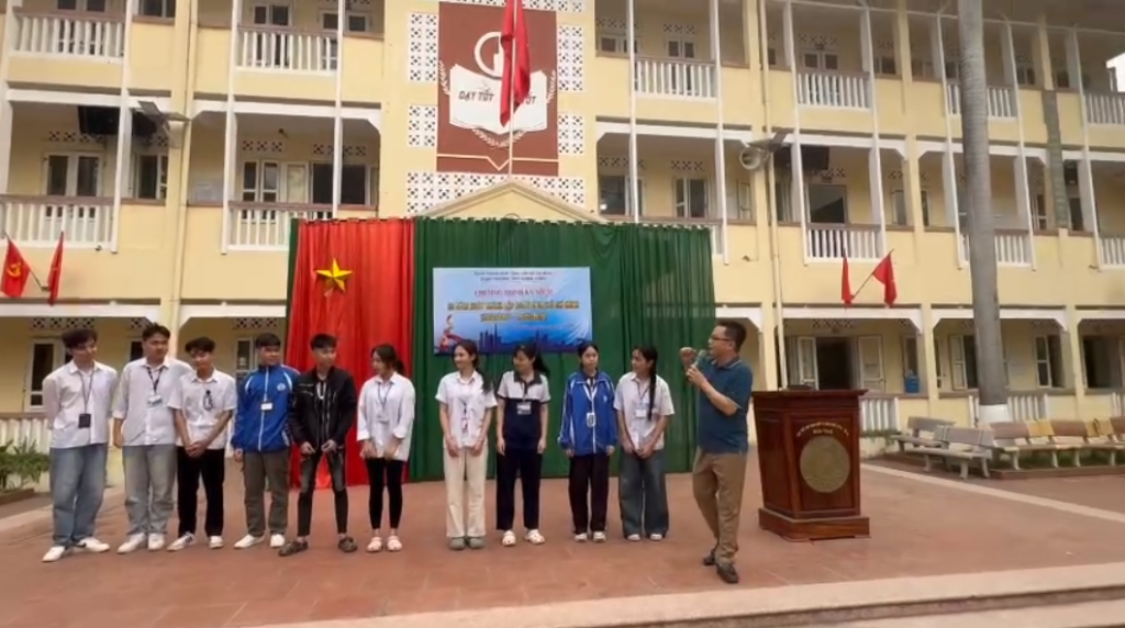 TỪ GIẢNG ĐƯỜNG ĐẾN BẦU TRỜI: học sinh THPT Khoái Châu, Hưng Yên hào hứng khám phá nghề hàng không